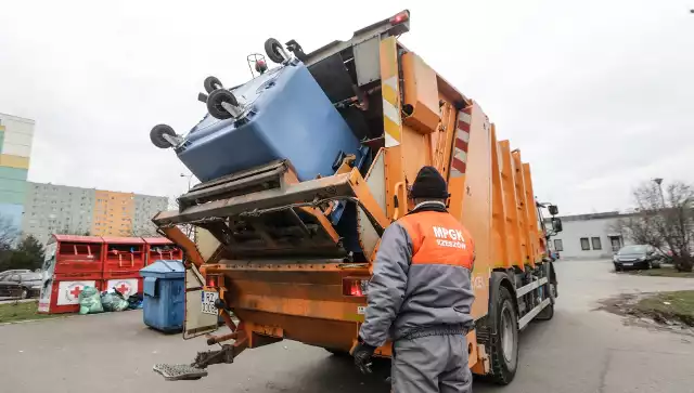 Kierowca śmieciarki ma obowiązek dojechać po odpady możliwie jak najkrótszą drogą - podkreśla szefostwo MPGK w Rzeszowie