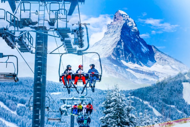 Powstał nowy ranking najlepszych ośrodków Europy na narty 2022/23. Co więcej, ranking opiera się na opiniach samych narciarzy i turystów. Sprawdźcie, gdzie warto wybrać się na narty w sezonie zimowym 2022/23 i ile kosztują skipassy. Na zdjęciu: wyciąg narciarski w szwajcarskim Zermatt.