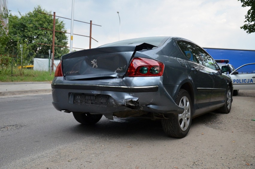 Wrocław: Wypadek na Średzkiej. Zderzyły się 4 samochody, jedna osoba ranna (ZDJĘCIA)