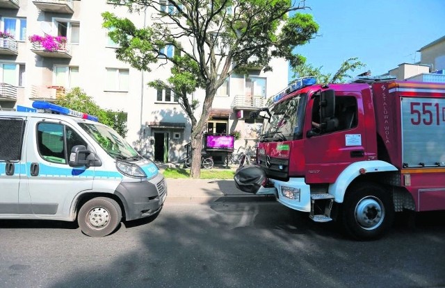 Blok, gdzie po interwencji straży pożarnej i policjantów, zakręcona została woda zalewająca sąsiadów.