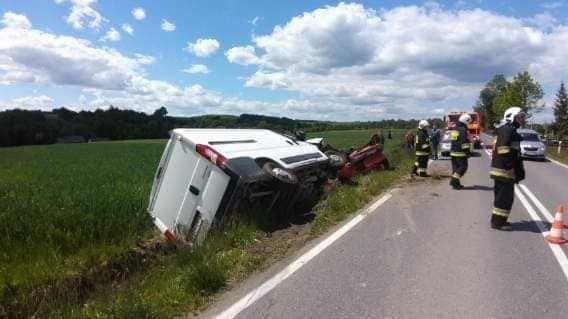 Wypadek na drodze wojewódzkiej w Zamłyniu. Zderzyły się dwa pojazdy. Jedna osoba ranna