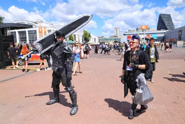 Cosplay to przebranie się i wcielanie w postać fikcyjną. Termin powstał w Japonii w 1984 roku.Zobacz zdjęcia --->