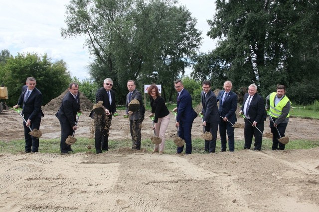 W inauguracji budowy wzięli udział m.in. wojewoda Ewa Leniart, marszałek Władysław Ortyl i wiceminister Adam Hamryszczak.