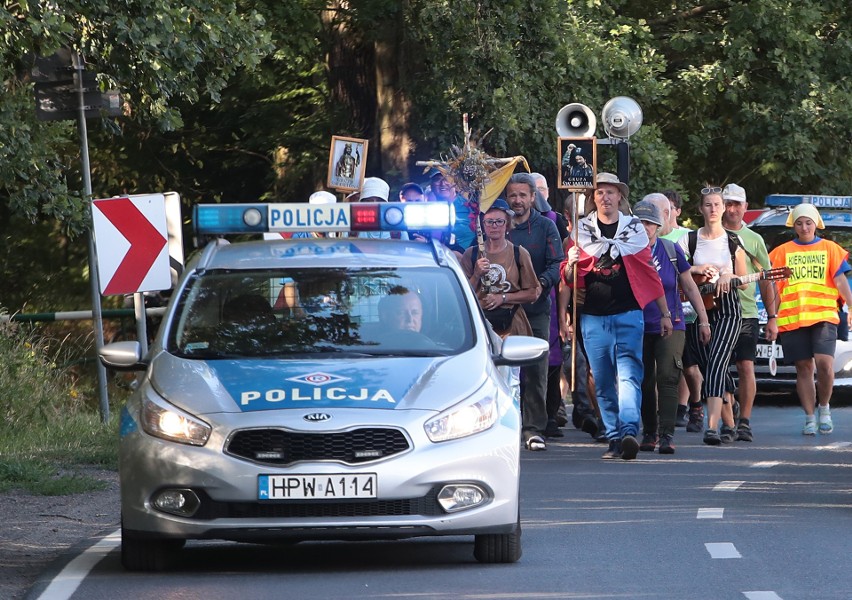 Wędrują znad morza na Jasną Górę. Pielgrzymka dotarła już do...