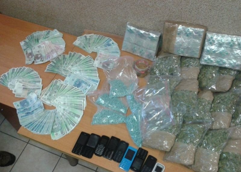 Gang dilerów zatrzymany. Mieli broń i narkotyki o wartości 1 mln zł (zdjęcia, wideo)