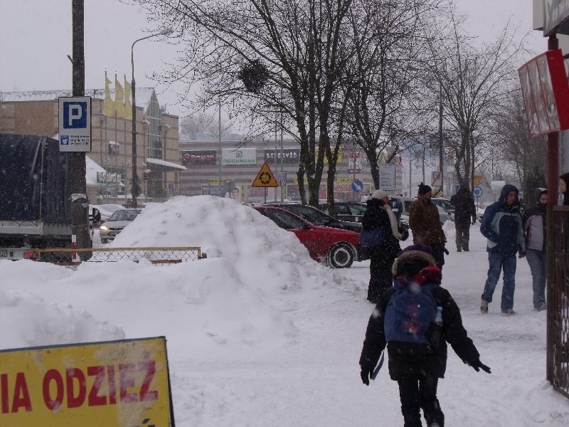 Zima daje się we znaki. Mróz, silny wiatr i koszmarne warunki na drogach w całym powiecie