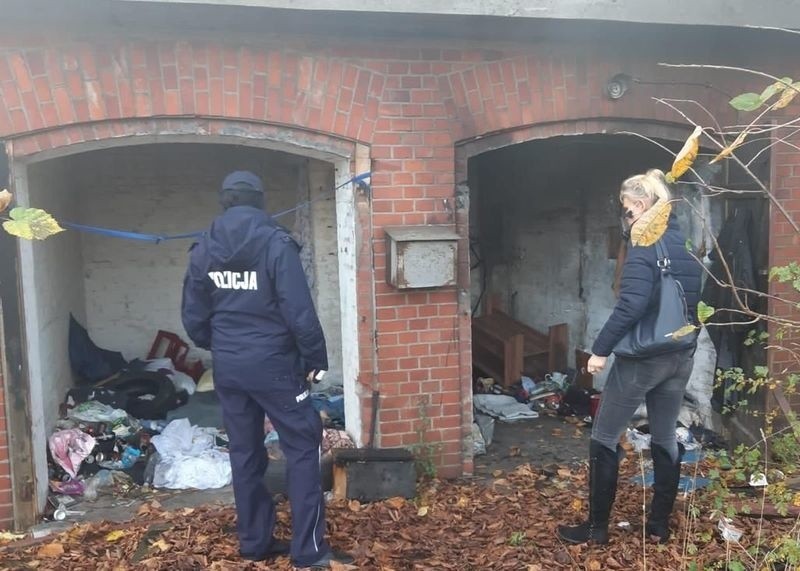 Sprawdzają schronienia osób bezdomnych. Policja i pracownicy socjalni na patrolach