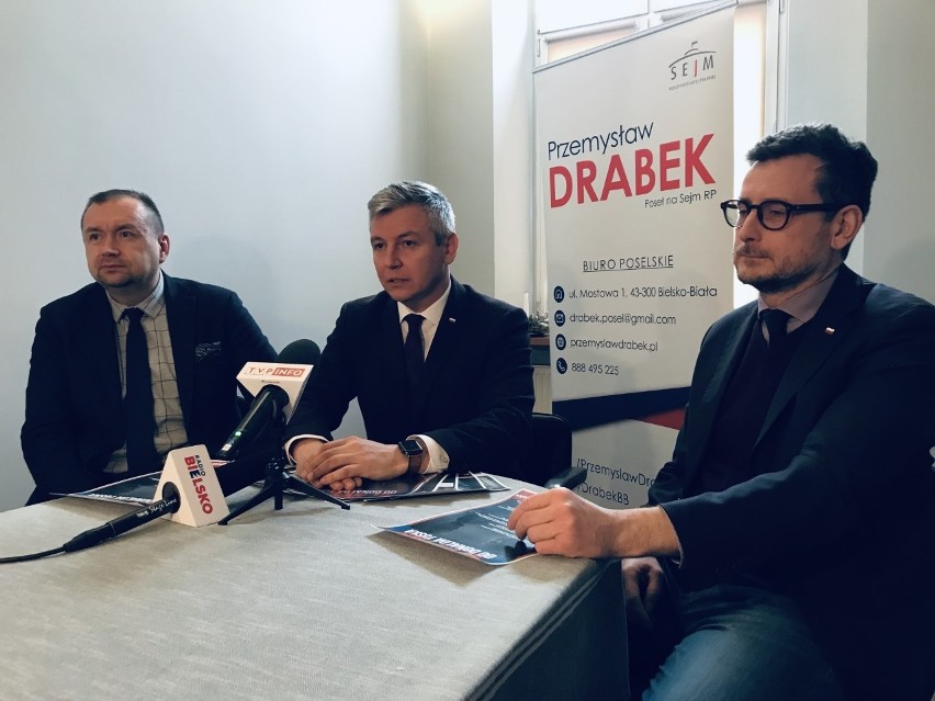 Poseł Przemysław Drabek i radni klubu PiS podczas...