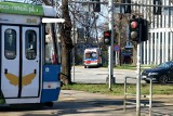 Wypadek rowerzysty w centrum Wrocławia. Mężczyzna wjechał w tramwaj. Na miejscu pracują służby