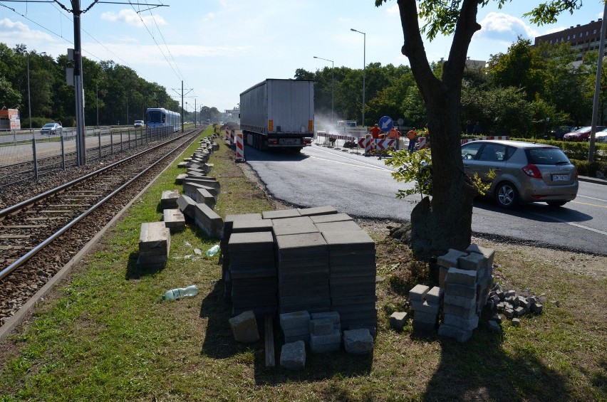 Wrocław: Dziura na ul. Lotniczej prawie załatana. Kiedy koniec utrudnień? (ZDJĘCIA)