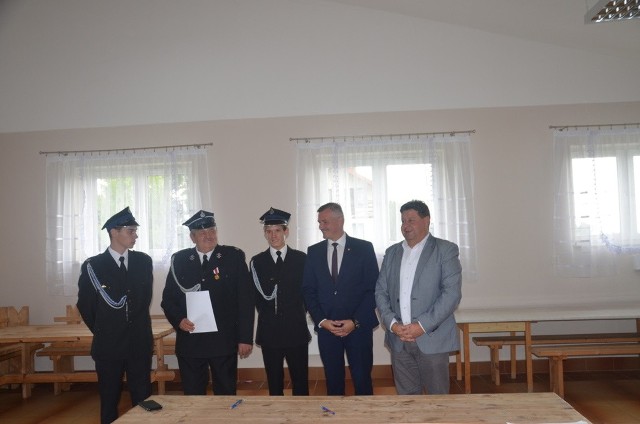 Przedstawiciele władz samorządowych Mazowsza i Skaryszewa, przekazały sprzęt dla Ochotniczych Straży Pożarnych w gminie Skaryszew.