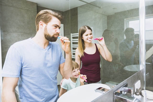 W codziennym życiu możemy wypracować wiele oszczędnych nawyków: zamykajmy kran podczas mycia zębów
