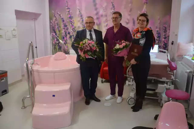W Skarżysku - Kamiennej oficjalnie otwarto Rodzinną Strefę Narodzin. Na zdjęciu przedstawiciel Mesko S.A., doktor Krzysztof Grzegorek i Monika Lipnicka z firmy Wtórpol.