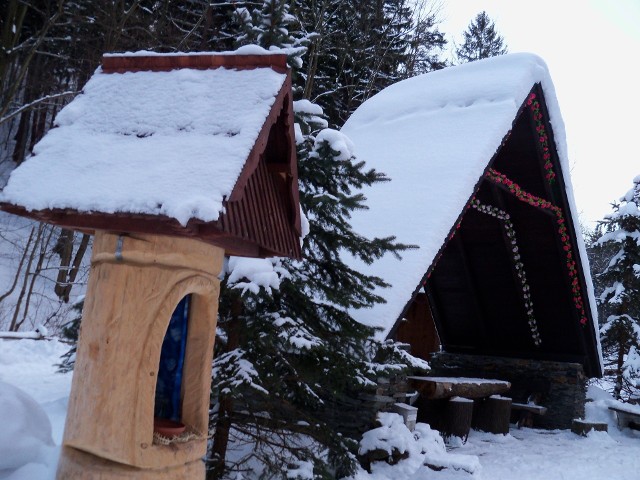 Cicha Polana w Górach Opawskich w zimowej scenerii. W tym roku w leśnej kapliczce nie będzie mszy pasterkowej.