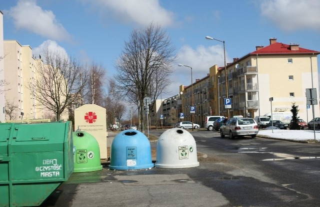 Wspólnoty mieszkaniowe nie chcą płacić nawet kilkanaście tysięcy złotych rocznie za zajęcie pasa drogowego pod kontenery na śmieci.