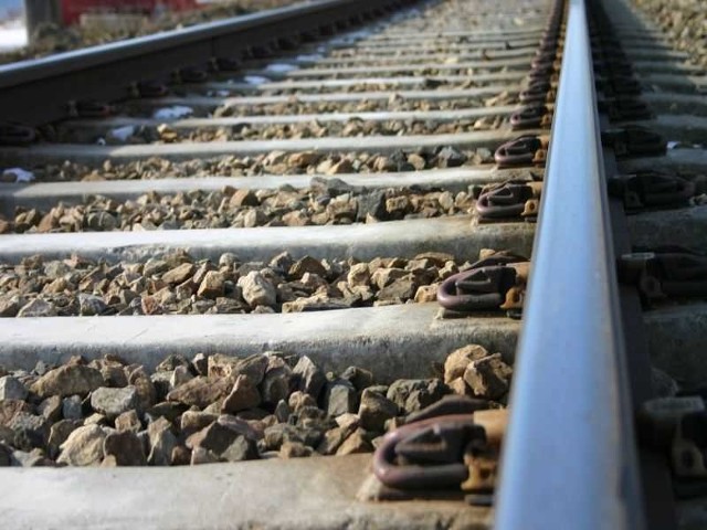 Młody mężczyzna zginął pod kołami pociągu.