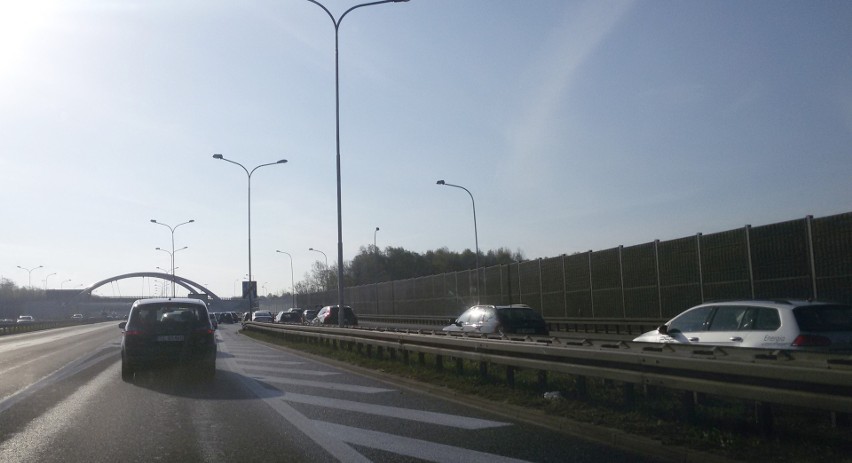 Wypadek w Katowicach na węźle Murckowska, kolizja na zjeździe z A4 ZDJĘCIA