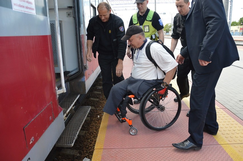 By pomóc wejść do pociągu osobie niepełnosprawnej...