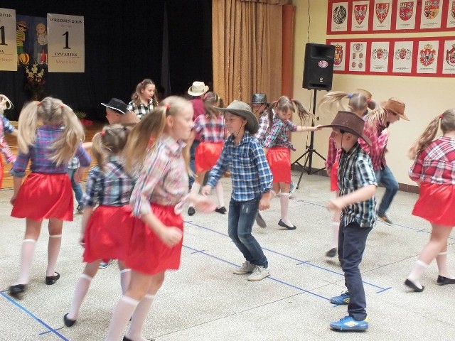 Uczniowie całkiem zgrabnie zatańczyli country.
