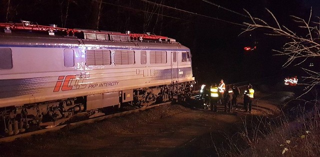 Lokomotywa, która wykoleiła się w czwartek, 21 grudnia w Zielonej Górze bez obsługi, nieoświetlona ruszyła w kierunku Nowej Soli. W pościg za maszyną udali się policjanci. Sytuacja wyglądała bardzo groźnie.Jak udało się nam ustalić dwaj policji z zielonogórskiej patrolówki wspólnie z dwoma członkami komisji do badania wypadków kolejowych ruszyli za pędzącą lokomotywą. Zabezpieczyli przejazdy kolejowe i biegli torami, aż udało im się dostać do maszyny.To wszystko wglądało jak akcja z filmu.   Lokomotywa ruszyła samoistnie po tym, jak została wstawiona ponownie na torowisko. Osoby znajdujące się przy maszynie widziały, jak ta bez obsługi i co gorsza nieoświetlona ruszyła w kierunki Nowej Soli. Powodem takiego stanu rzeczy mógł być brak zaciągniętego hamulca ręcznego oraz fakt, że akurat znajdowała się na wzniesieniu.Policjanci zabezpieczyli dworce oraz przejazdy kolejowe na trasie maszyny. Nie wiadomo było z jaką prędkością się porusza. Służby planowały jej wykolejenie. W nowosolskiej siedzibie PKP rozważano możliwość odcięcia dopływu prądu lub właśnie wykolejenia. Sytuacja była bardzo groźna. Dramaturgii całemu zdarzeniu dodawał fakt, że lokomotywa poruszała się bez oświetlenia. Dwóch policjantów z zielonogórskiej patrolówki wskoczyło do radiowozu. Zabrali ze sobą członków komisji do spraw badania wypadków kolejowych i ruszyli w pościg za lokomotywą. Wyprzedzili ją i zabezpieczyli przejazdy na trasie maszyny aż do Nowej Soli. – Wysiedli i torowiskiem pobiegli w kierunku nadjeżdżającej lokomotywy – relacjonuje podinsp. Małgorzata Stanisławska, rzeczniczka zielonogórskiej policji.W pewnym momencie, po przebiegnięciu około trzech kilometrów dostrzegli lokomotywę. Maszyna zwalniała. Przed Nową Solą, około 15 km od miejsca, w którym zaczęła się toczyć, policjantom i członkom komisji udało się dostać do środka lokomotywy, uruchomić hamulce oraz zatrzymać pojazd. Jak poinformował sierż. szt. Grzegorz Jaroszewicz lokomotywę udało się zatrzymać w gminie Otyń na wysokości miejscowości Zakęcie. Maszynę zatrzymano około godziny 18:30.Okoliczności tego niecodziennego zdarzenia wyjaśni specjalna komisja.Przypomnijmy, że do wykolejenia lokomotywy doszło w czwartek, 21 grudnia, około godziny 14:30. Pociągiem PKP Intercity relacji Szczecin-Katowice podróżowało ok. 150 osób. Pod Zielona Górą koparka zahaczyła o lokomotywę, co było skutkiem wykolejenia się pierwszej osi lokomotywy. Niestety uszkodzone zostały także tory.Na miejsce przyjechał zastępca komendanta miejskiego policji, mł. insp. Jarosław Tchorowski oraz zastępca naczelnika zielonogórskiej drogówki, asp. sztab. Andrzej Gramatyka. Podróżni z pociągu wrócili do stacji PKP w Zielonej Górze.Dzięki specjalistycznemu sprzętowi, około godziny 18, ogromną maszynę ponownie udało się postawić na torowisku. To właśnie wtedy ta ruszyła i zupełnie nieoświetlona zaczęła zmierzać w kierunku Głogowa. Na szczęście wszystko dobrze się skończyło. Sytuację na swoim facebooku w zabawny sposób skomentował Szymon Majewski:Przeczytaj też:   Brutalny napad. Właściciela kantoru zaatakowano pod osłoną nocyZobacz również: Najnowszy Magazyn Informacyjny Gazety Lubuskiej: