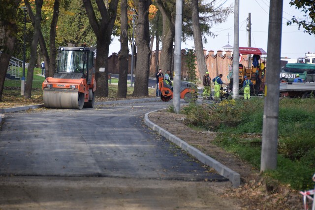 Wtorek. 9 października, godz. 14.31. Pracownicy Przedsiębiorstwa Usług Komunalnych kończą kłaść pierwszą warstwę asfaltu na drodze w parku Sanguszków. Konserwator nakazał jej usunięcie