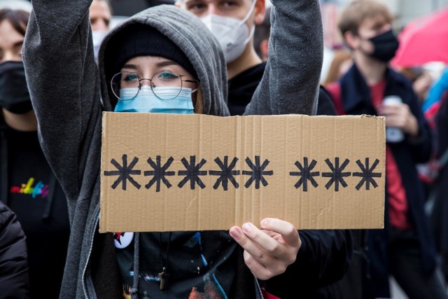 Będzie dziś protest przed TVP w Warszawie: Protestujący zebrali się na Nowym Świecie przed siedzibą Partii Razem. Mają m.in. flagi LGBT