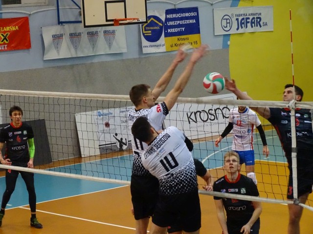 W pierwszej poświątecznej kolejce 2 Ligi Mężczyzn Karpaty Krosno wygrały pojedynek z Extransem Sędziszów Małopolski, co dało im awans na pierwszą pozycję w tabeli.