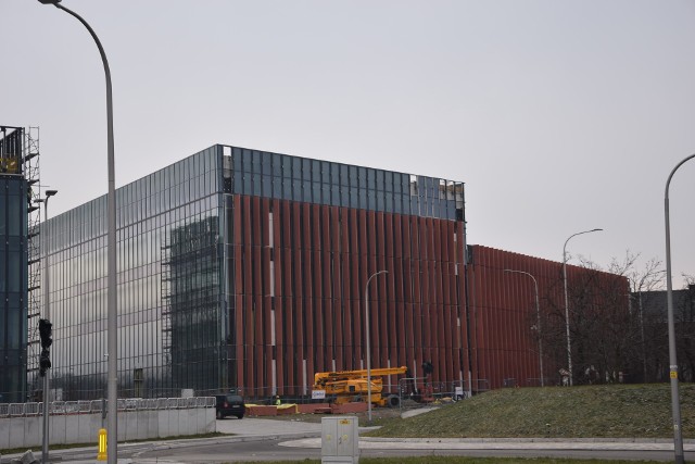 Budowa Centrum Usług Publicznych w Opolu. Trwa m.in. szklenie elewacji.