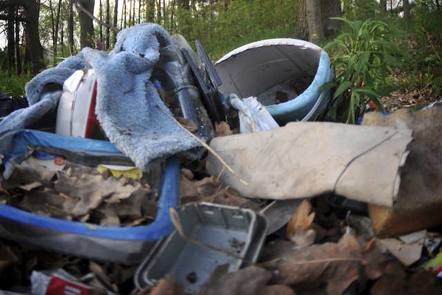 Śmieci w  lasach jest bardzo dużo, zdarzają się też odpady niebezpieczne 