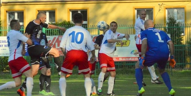 Sokół Nisko (białe koszulki) rozpocznie czwartoligowe zmagania w sezonie 2017/2018 od wyjazdowego mecz z Piastem Tuczempy.
