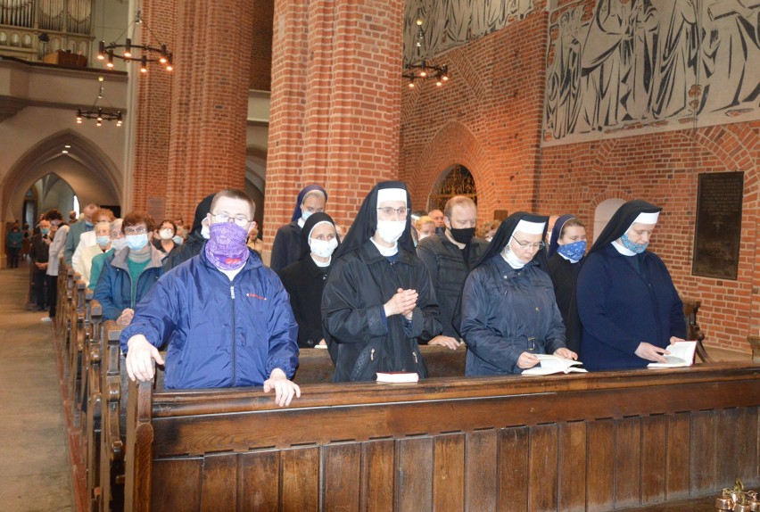 Biskupi opolscy poprowadzili procesję Bożego Ciała z katedry "na górkę" [ZDJĘCIA]
