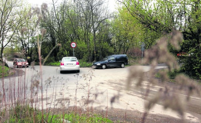 Mężczyzna pojawia się na polach między ul. Reduta a ul. Felińskiego, którymi ludzie skracają sobie drogę do pętli przy cmentarzu Batowickim