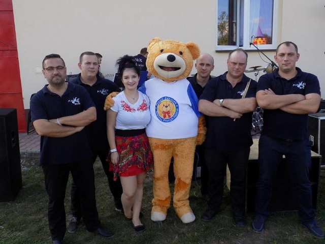 Podczas uroczystego otwarcia boiska gości bawił zespół Maxer Bend. Na zdjęciu z prezesem Fundacji Miśka Zdziśka "Błękitny Promyk Nadziei", Dariuszem Lisowskim.