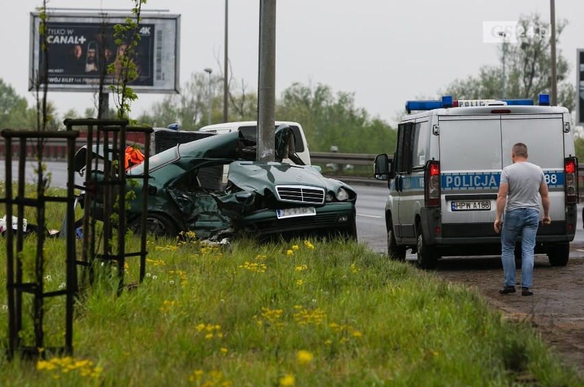 Tragiczny wypadek na Basenie Górniczym w Szczecinie. Nie żyje 63-letni kierowca mercedesa [ZDJĘCIA]