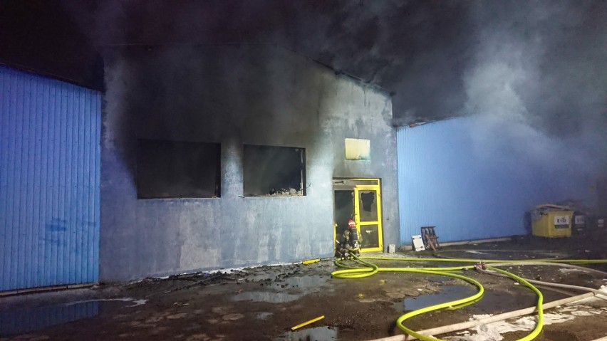 Około 50 strażaków walczy z pożarem magazynu meblowego. Budynek jest całkowicie zniszczony [ZDJĘCIA] [WIDEO]