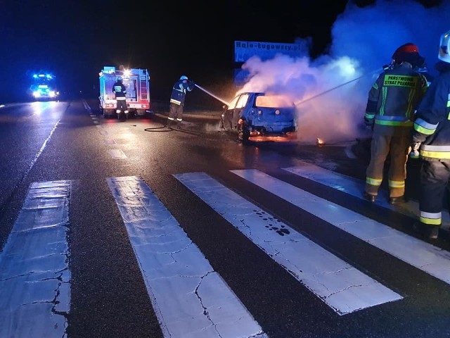 Po dotarciu na miejsce przez jednostki gaśnicze okazało się, że cały samochód jest objęty ogniem. Część przybyłych najwcześniej jednostek prowadziła akcję gaszenia, pozostałe zabezpieczały miejsce zdarzenia.