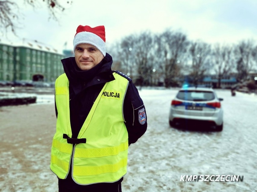 Szczecińscy policjanci wcielili się w rolę Mikołajów i obdarowywali przechodniów!