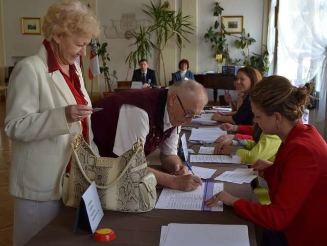 W Obwodowej Komisji Wyborczej nr 3 w Lipnie głosują Jan i Joanna Jaglińscy