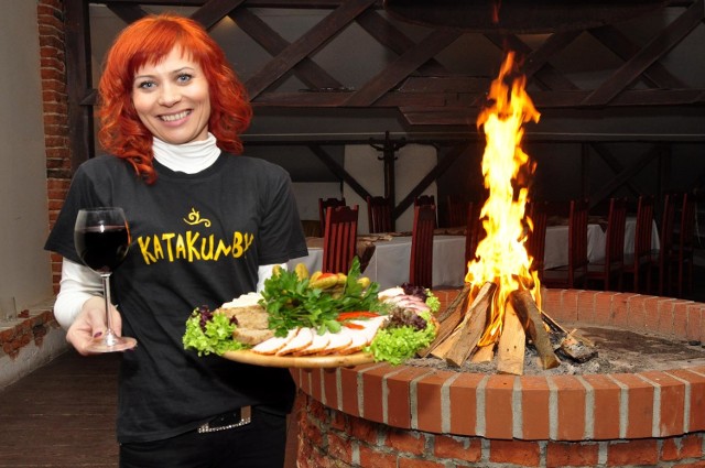 - Koniecznie spróbujcie pieczonych mięs i najlepszego wina &#8211; zachęca Nina Sokołowska z Katakumb.
