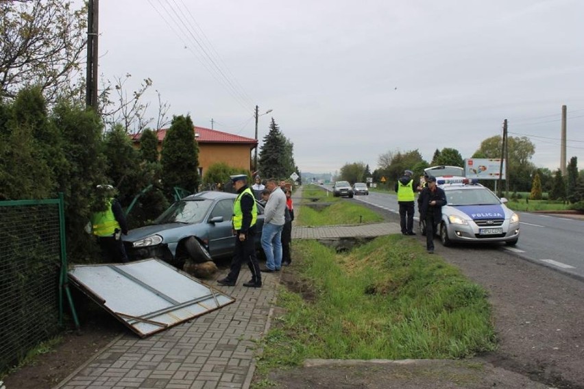 Wypadek w Opatówku: Samochód wjechał w ogrodzenie domu