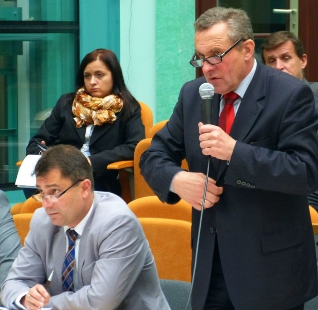 Roman Wojcieszek nie jest członkiem Prawa i Sprawiedliwości, ale ma poparcie wielu członków tej partii, w tym swojego zastępcy Grzegorza Małkusa.