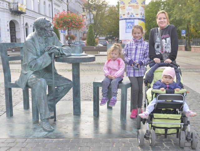 Do profesora Leszka Kołakowskiego przysiadła się w piątek Małgorzata Godek z córkami Aleksandrą, Nikolą i Elwirą.