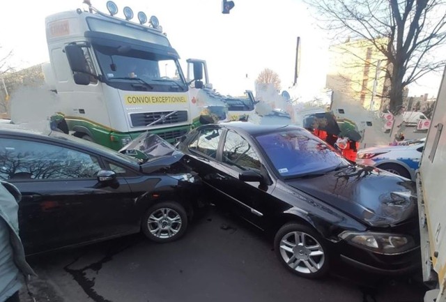 Wypadek w Zawierciu. Zderzyło się pięć samochodówZobacz kolejne zdjęcia. Przesuwaj zdjęcia w prawo - naciśnij strzałkę lub przycisk NASTĘPNE