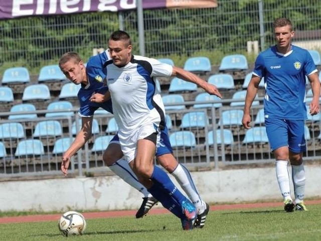 Mateusz Kołodziejski (w białym stroju) zagra w nowym sezonie w GKS-ie Przodkowo.