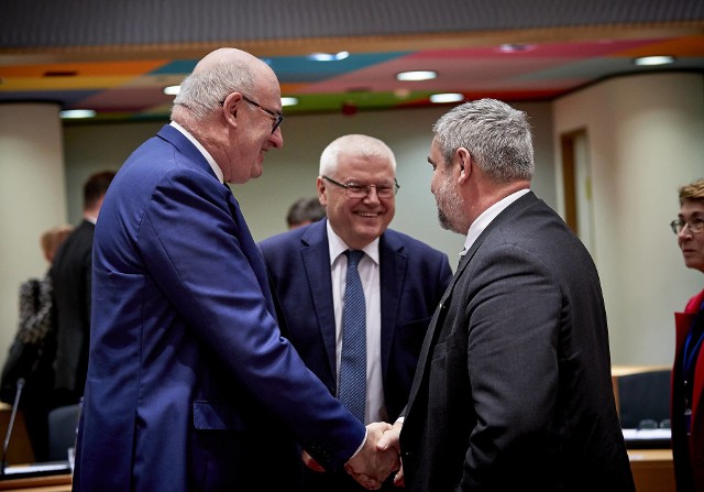 Minister Jan Krzysztof Ardanowski podczas rozmowy z komisarzem Philem Hoganem