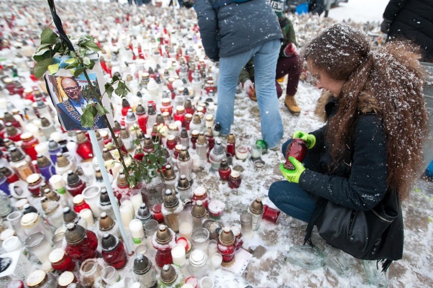 Zbieranie zniczy z Placu Solidarności