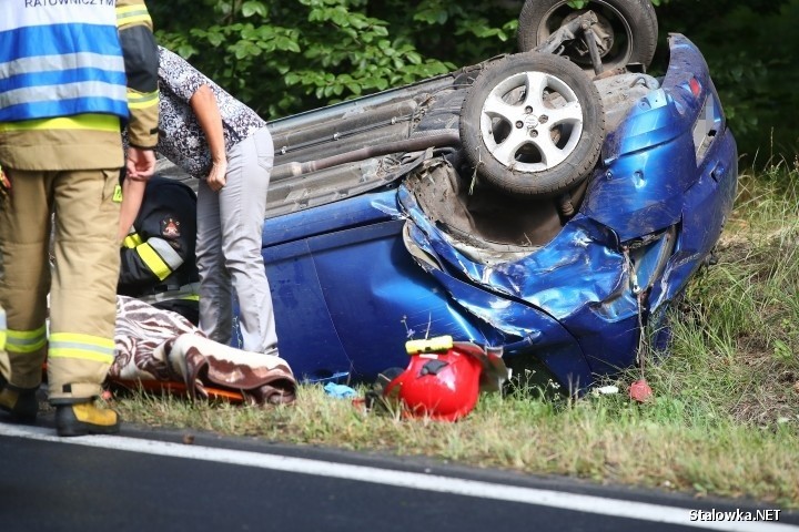 Wypadek na zakręcie śmierci w Stalowej Woli. Samochód dachował w rowie, ranna została kobieta w ciąży (ZDJĘCIA)