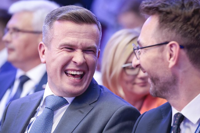 Prezes Światowej Agencji Antydopingowej, Witold Bańka (z lewej) uważa, że w sprawie dopingu w sporcie nadal nie wolno ufać Rosjanom
