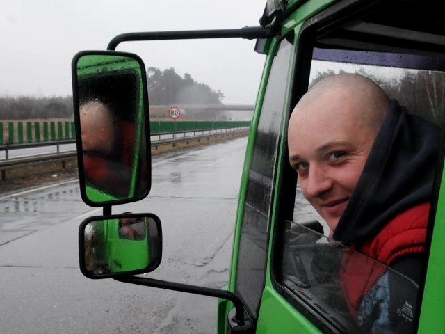 Dzięki A18 Tomasz Wargan ma pełne ręce roboty. Ze swojego warsztatu na tzw. autostradę ma jakieś trzy kilometry. - Gumy, felgi, zerwane poduszki podsilnikowe, zawieszenie - wymienia jednym tchem pan Tomasz. - Tak naprawdę ta droga jest w stanie wykończyć wszystko.