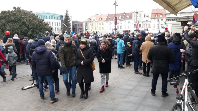 Taki widok na uroczystości miał ktoś, kto w niedzielę o godz. 14 spieszył na nie od strony Wyspy Młyńskiej